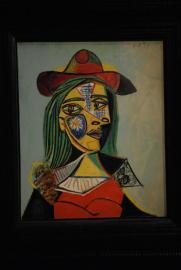 Museu Nacional d'Art de Catalunya:/Pablo Picasso: Dona amb barret i coli de pell (1937)