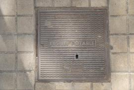 Aigua potable by Aigües de Barcelona./(it is. we drank it all the time.)