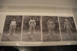 MACBA - Museu d'art contemporani de Barcelona/Fina Miralles: Documentació de l'acció "Translacions. Dona-arbre"