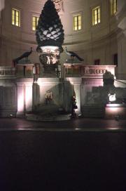 Musei Vaticani: yard at night/Esthr