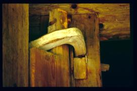 Oesterreich-Reise Juli 1991/Freilichtmuseum oesterreichischer Hoefe Stuebing/Open Air Museum of Austrian Farmyards/Granges/Detail: Tuerscharnier aus Holz/detail: wooden door hinge