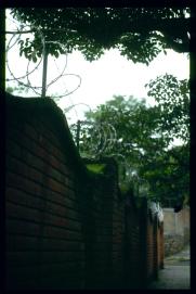 El Salvador 1995/muros con alambro/wall with barbed wire fence