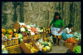 El Salvador 1995/vendedora de frutas en la calle