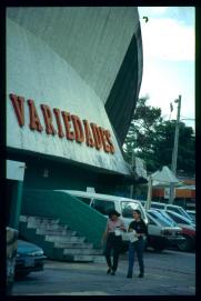 El Salvador 1995/ex cine variedades/Calle Gabriela Mistral, Col. Centroamerica/vistimos pocahontas iirc ...