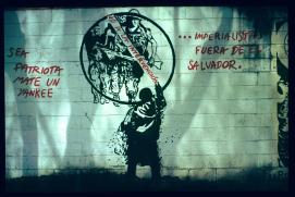 El Salvador 1995/universidad/pintada/'sea patriota mate un yankee/... imperialistas fuera de el salvador./no a la intervención'